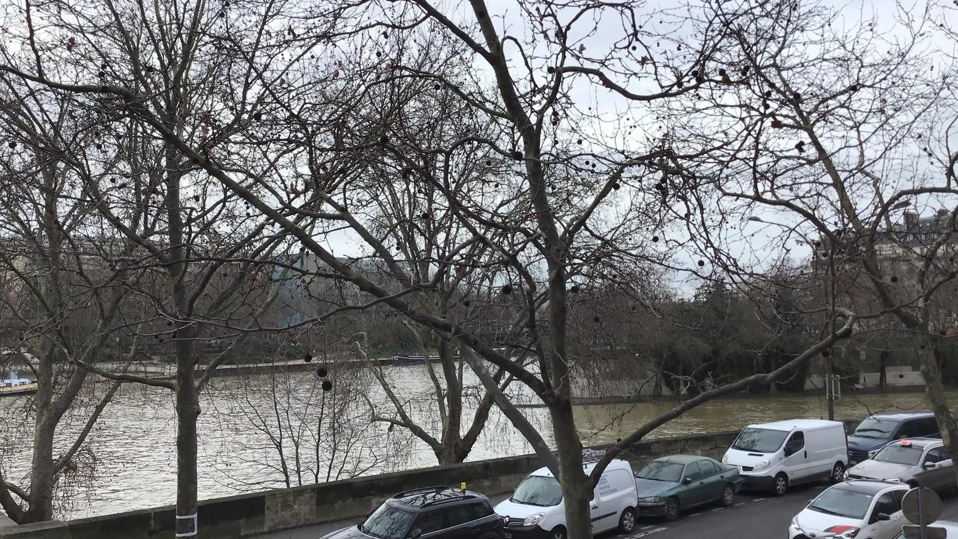 Lovely Flat On The Seine River Paris